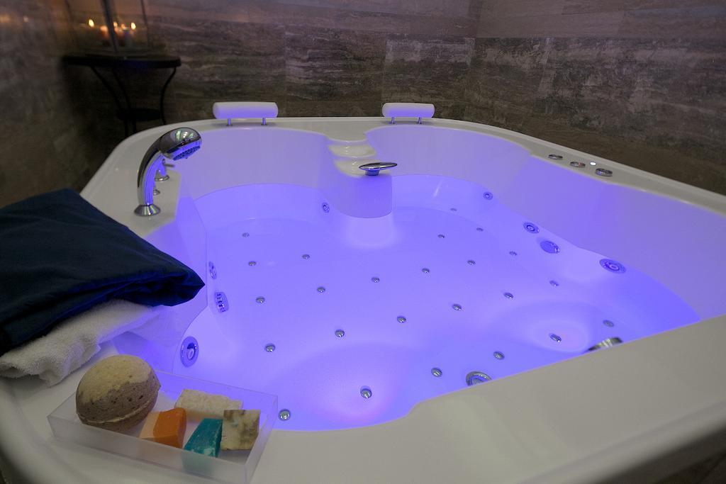 Suite Spa Bath,106932603:JPEG