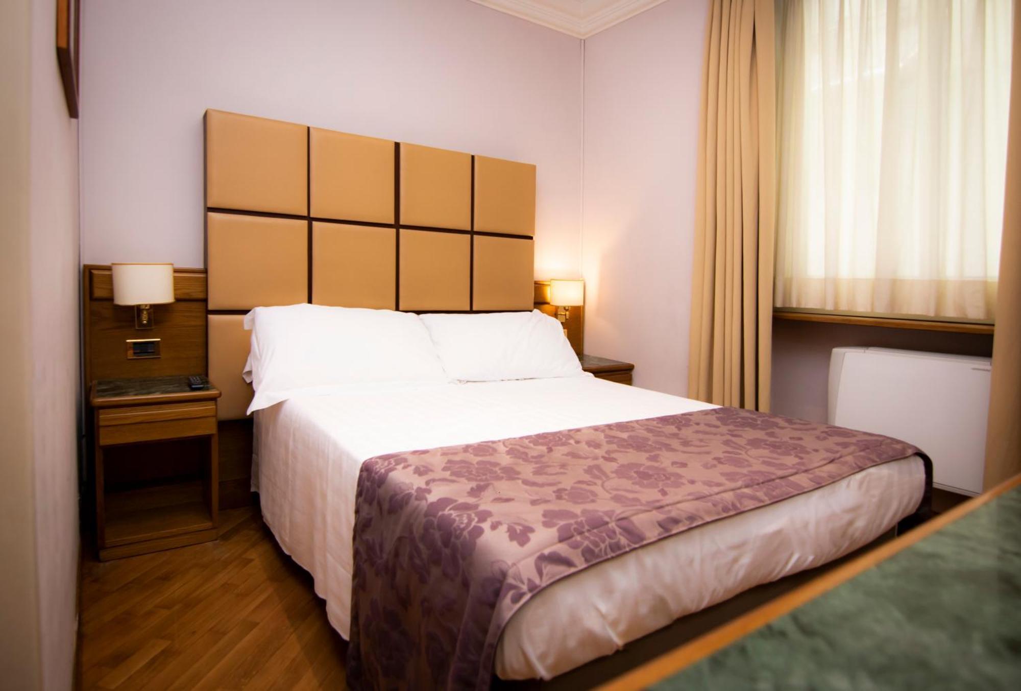 Small Double or Twin Room,1274626528:JPEG