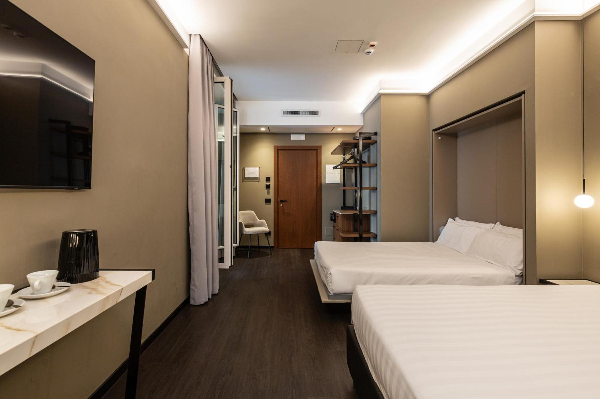 Quintuple Room