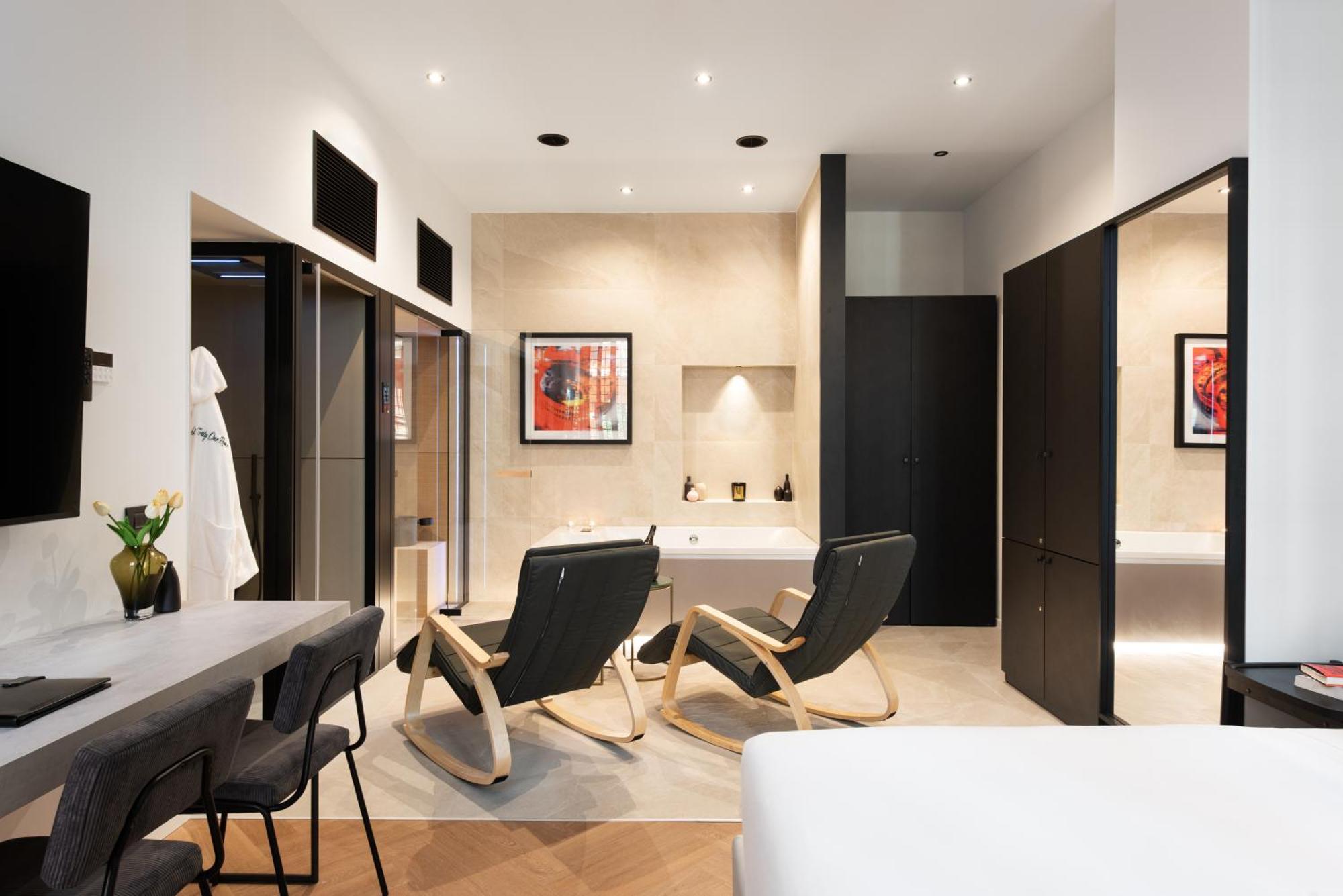 Deluxe Suite with Spa Bath