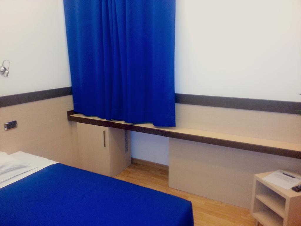 Small Double Room,444822942:JPEG