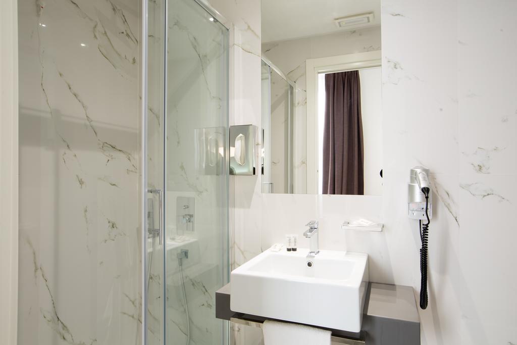 Standard Double or Twin Room,681722091:JPEG