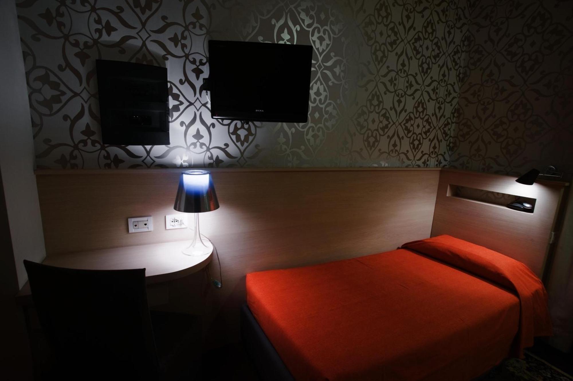 Single Room,823002950:JPEG
