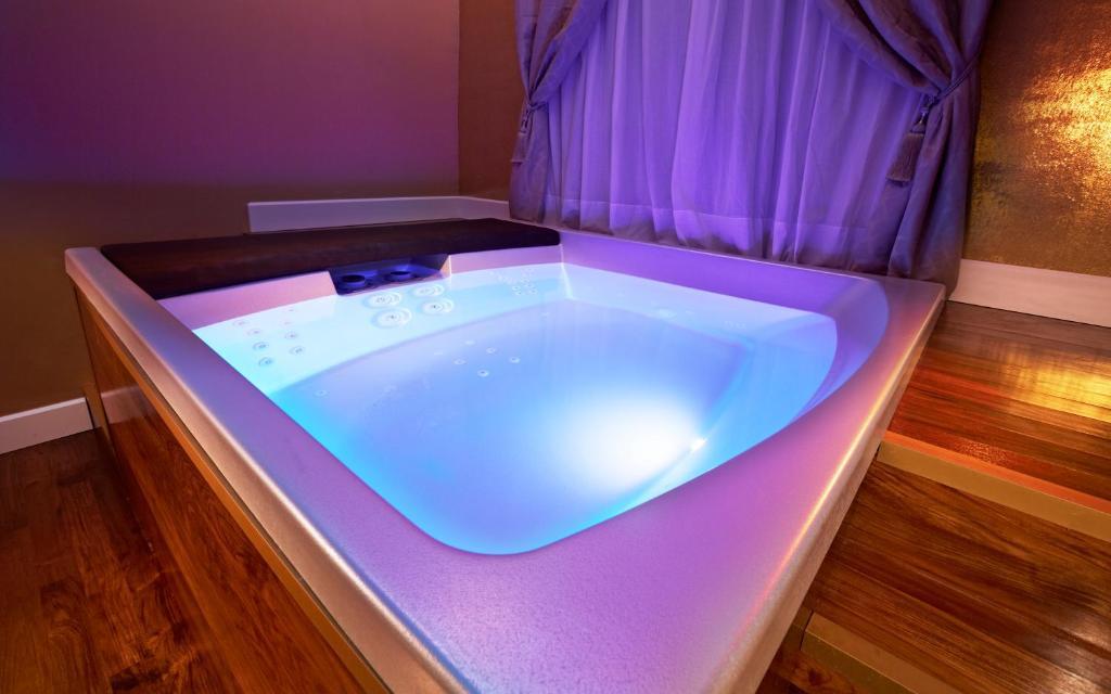 Suite Hot Tub,50419033:JPEG