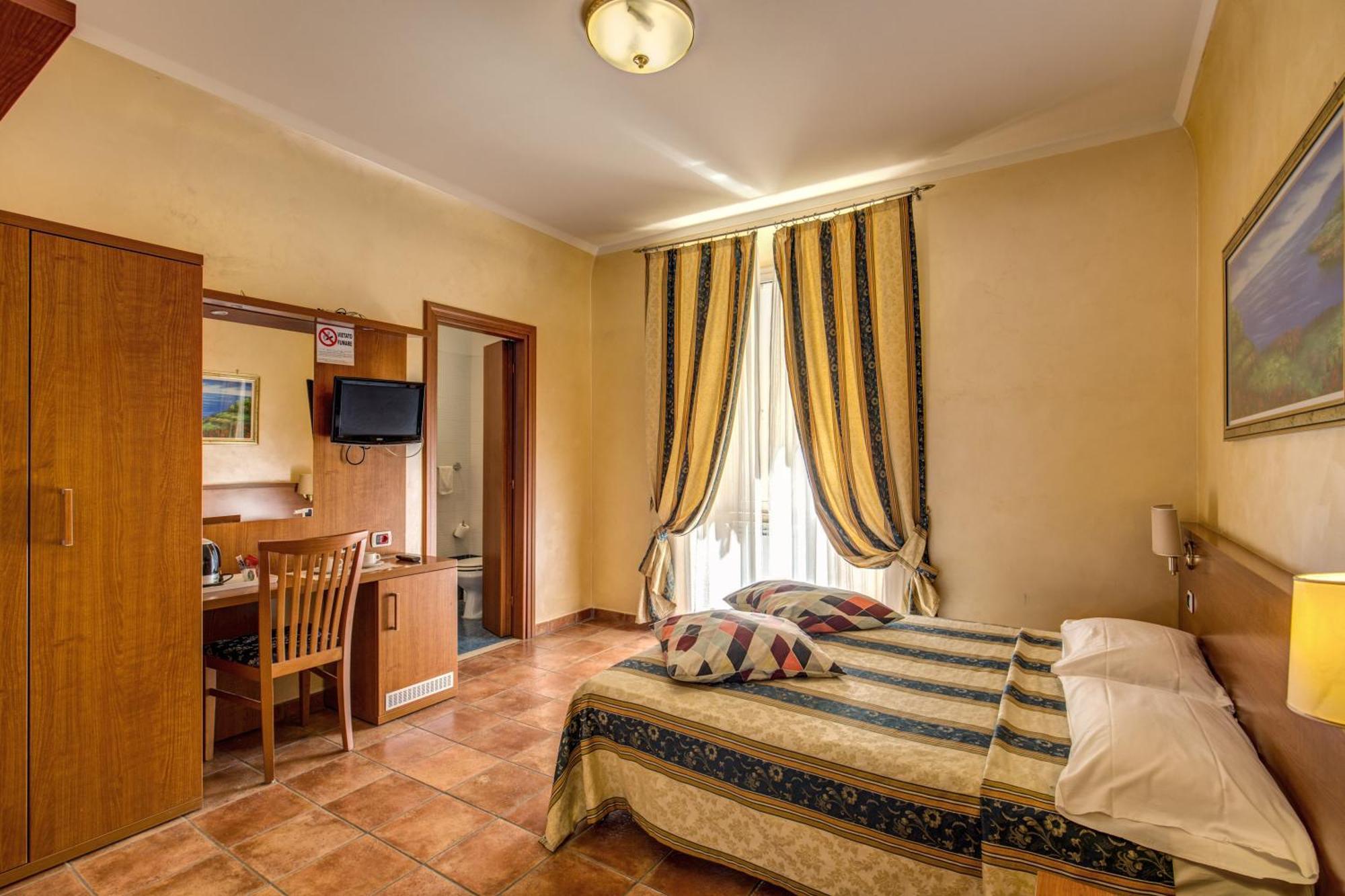 Triple Room,689175846:JPEG
