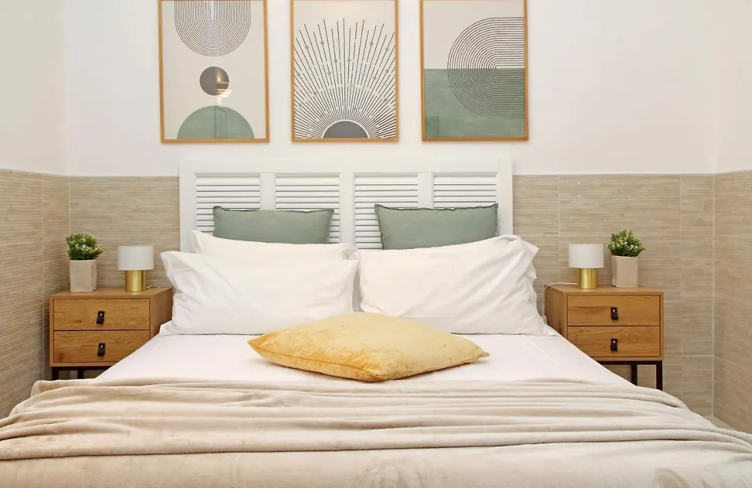 Opera Inn Suites - Rooms And Apartments-1