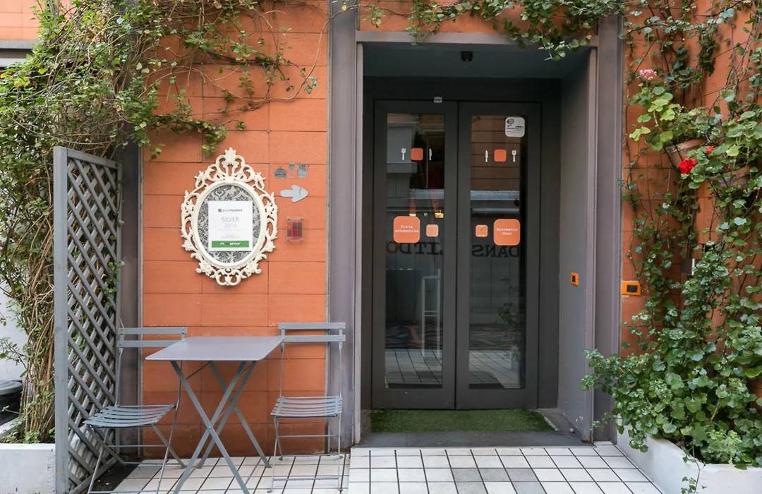 Orange Hotel-1