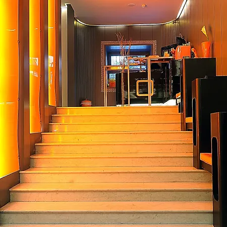 Orange Hotel-3